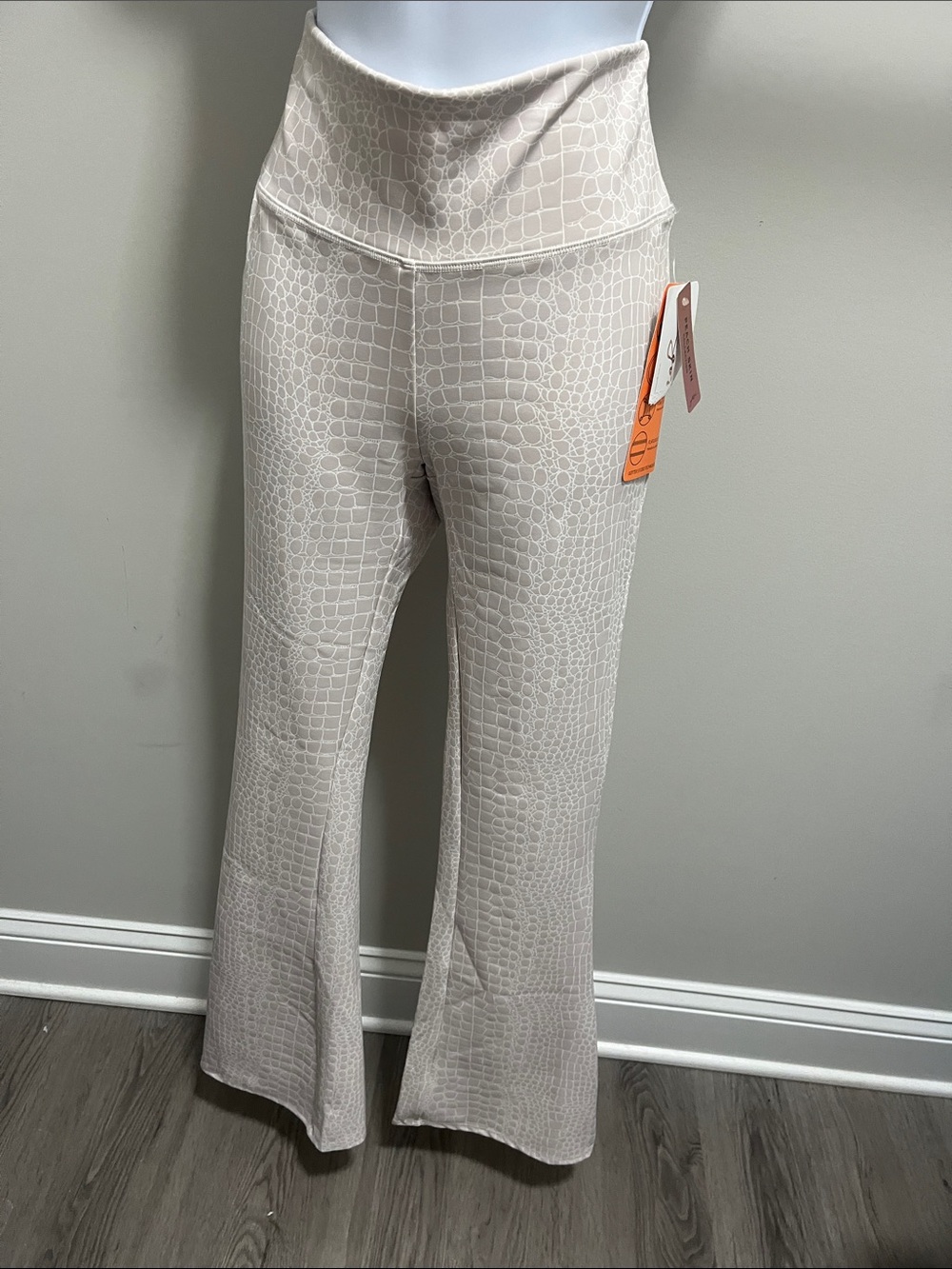 NWT Gottex Cream Croc-Embossed Leggings